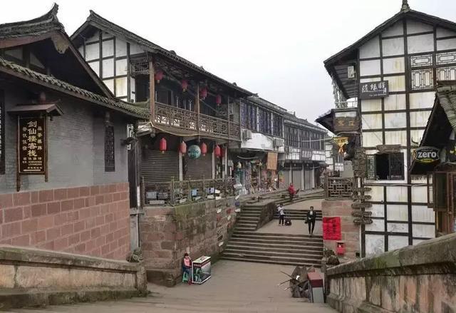 太惊险！宁波街头，2岁男童独自奔跑在车流中！孩子的家长去哪里了？